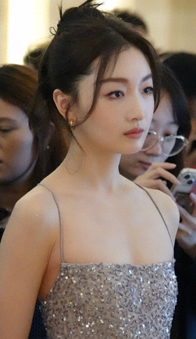 奇怪！周冬雨最近吃啥了？怎么美了这么多