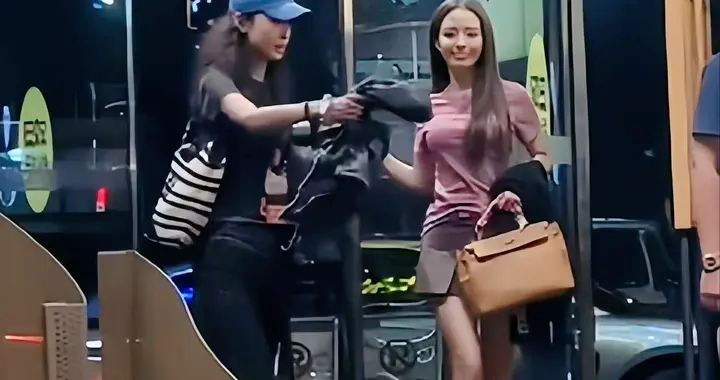 郎朗夫妻现身郑州！吉娜穿短裙身材火辣，丈夫胖到不敢认像两代人