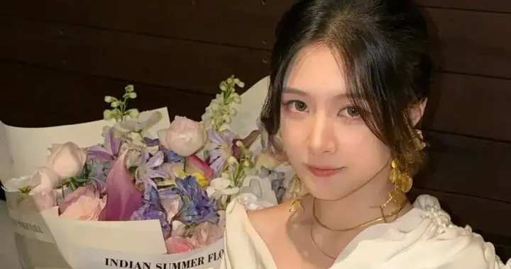 郑钧女儿长得可真漂亮，26岁就如此有气质，和爸爸年轻时好像