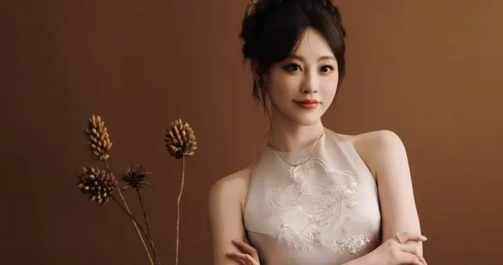 祝绪丹穿露背旗袍亮相！身段玲珑，古典韵味太勾人