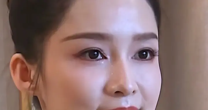 35岁李沁活动怼脸拍！皮肤紧致，下颌线清晰，牙齿白又整齐，好美