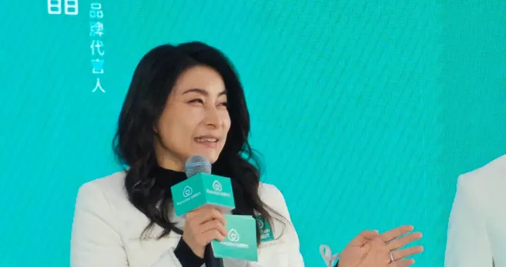 郭晶晶全棉时代活动，白外套配灰裙波浪卷发，气质优雅美得好高级