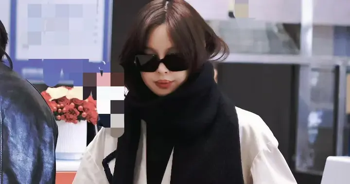 辛芷蕾机场私服越来越简约！穿米白大衣+黑色围巾，时髦又高级！