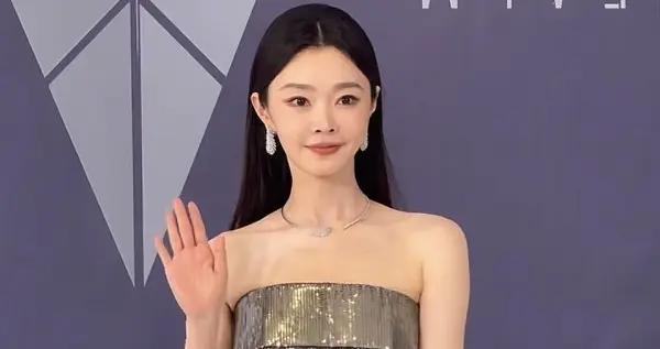 太美了！宋轶出席时尚之夜，穿渐变抹胸长裙，气质美貌优雅全占了