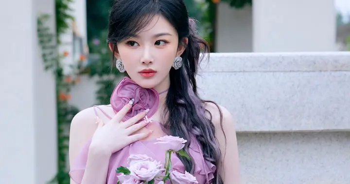 孔雪儿身穿紫色纱裙梦幻又飘逸 浪漫又温柔