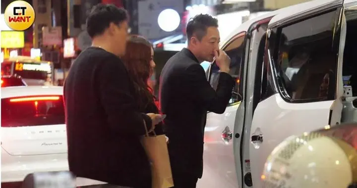 直击汪小菲力挺好友李进良新作 孕妻马筱梅曲线玲珑会藏肚