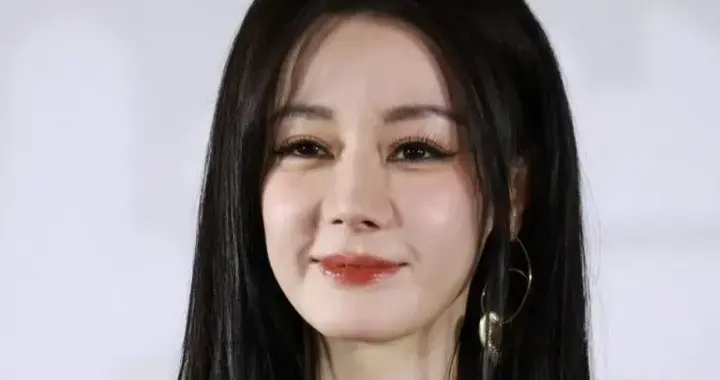 迪丽热巴最新露面状态差，脸部浮肿被质疑医美，浓妆难掩疲态