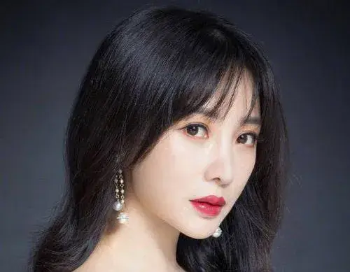 柳岩紧身裙造型：魅力绽放与背后的故事