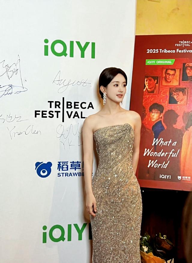 赵丽颖“闯海外市场”的心藏不住了！穿金色抹胸裙亮相纽约太美了