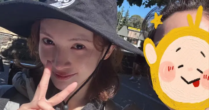 金晨新西兰被偶遇，大方和网友合影脸超小，一头小卷发好漂亮