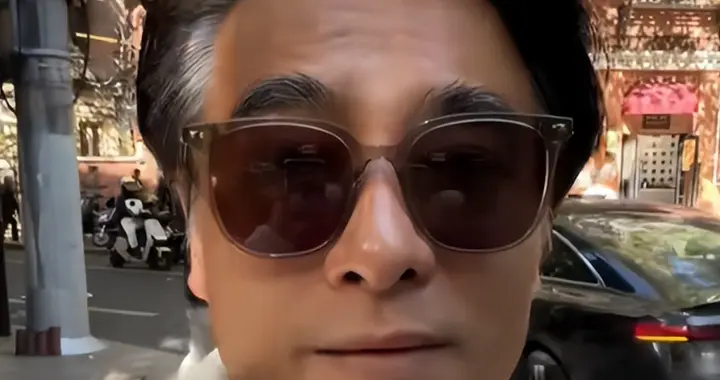 49岁陈龙大变样！秃头白发，连眉毛都白了，80岁母亲却精神气很足