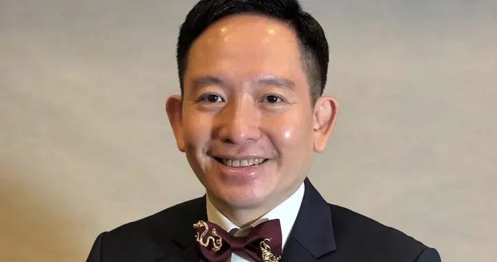 向太侄子台风天居家大扫除，客厅摆满收藏品值千万，包装盒堆成山