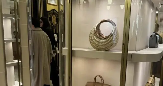 奚梦瑶在巴黎爱马仕“进货”，婆婆跟后面付款，真是宠这个儿媳