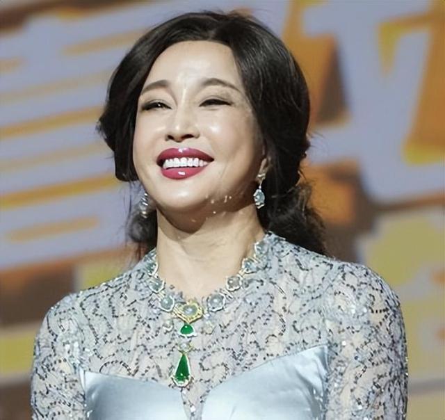 身边从未缺过男人，活到老玩到老，“风流老妖精”刘晓庆现形记