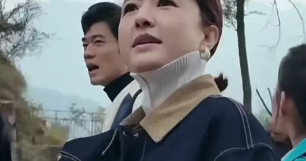 张蕾打卡乡村美景，牛仔造型清爽，低马尾简约又高级