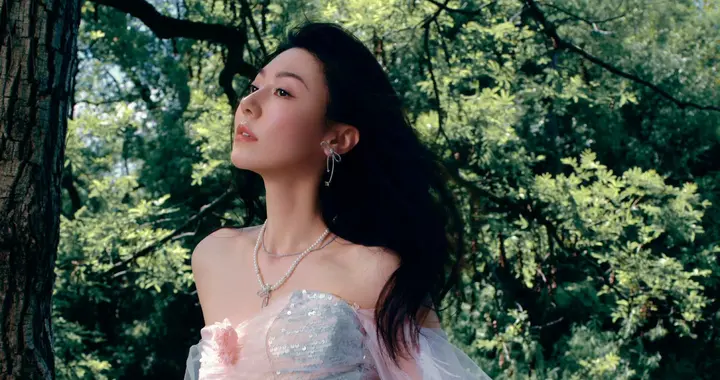 黄梦莹，树影微微绮光隐隐，秋日浪漫大片