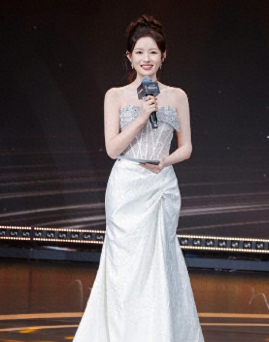 庞铮主持翻车：星光大赏变尴尬现场，选择性道歉再惹争议