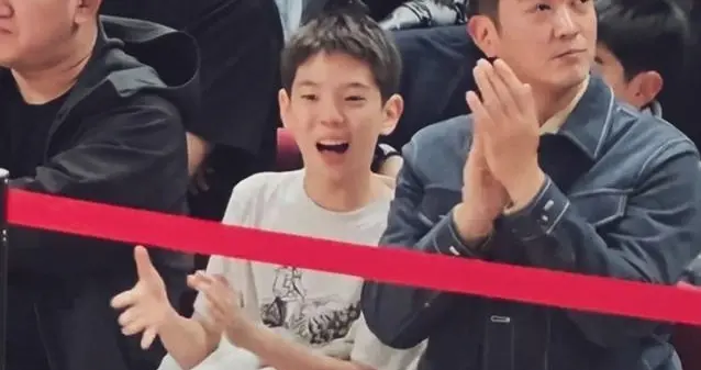 基因太强大！杜江带娃看球，12岁嗯哼近1米7，鼓腮帮表情成焦点！