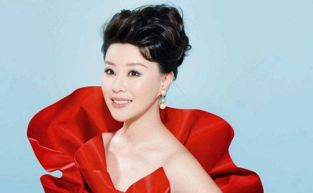 春晚|她被称为民歌女王，9登春晚，恋上大37岁上司 如今47岁仍孑然一身