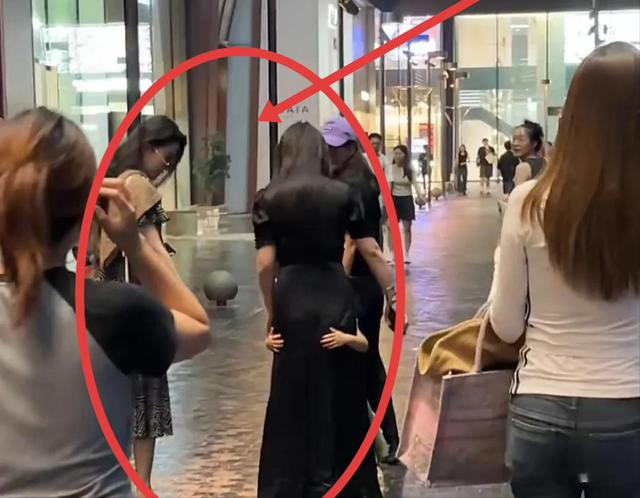 刘亦菲和朱珠现身三里屯！ 两人有说有笑关系好，朱珠丈夫罕见露面