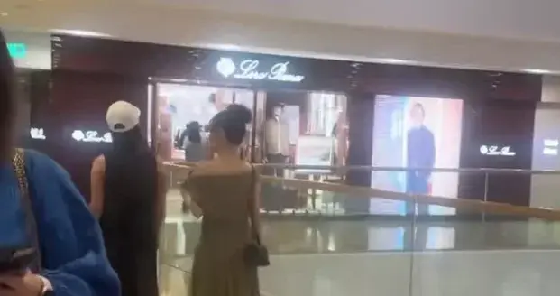 方媛香港逛街被偶遇，挺孕肚踩高跟鞋，脚步轻盈孕味十足！