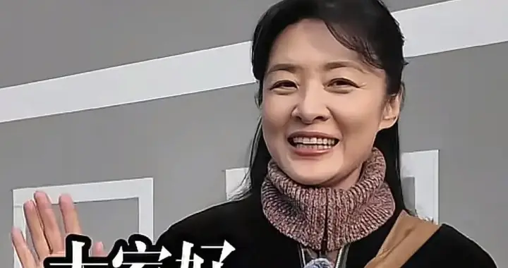 57岁周涛做手工穿搭：黑大衣+毛衣外套+黑裤子洋气时尚减龄像37岁