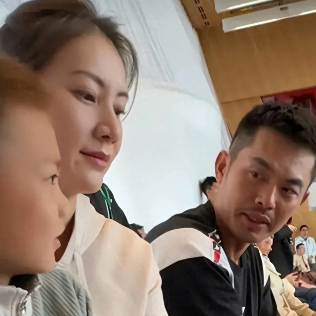 林丹出轨8年后，选择隐忍的谢杏芳再次与丈夫同框，眼里爱意全无