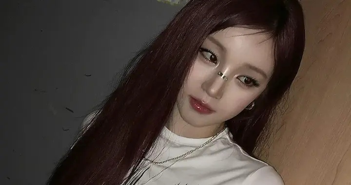 宋雨琦，非主流自拍，绛红色的头发意外的好看！