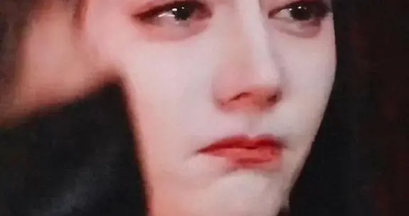 迪拜滞留14天后首亮相！迪丽热巴一张合照，暴露了她的真实状态