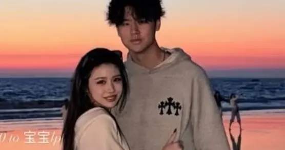 20岁小苹果海边庆生搂颜值男友，对方一身3万，汪峰章子怡不在场