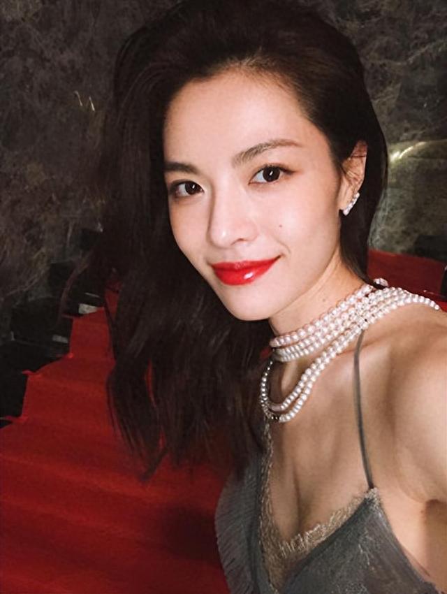 她被冯小刚捧红，成龙接着捧，接着推荐给洪金宝，被各大佬钟爱