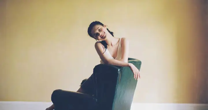 安悦溪：又一位内娱光脚“少女感”姐姐