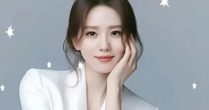 刘诗诗浅笑嫣然，光影间尽显温婉，美得令人心醉神迷。