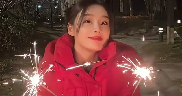 38岁袁姗姗新年穿搭：红羽绒服+黑裤子+雪地靴，喜庆又保暖