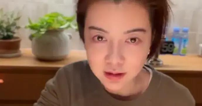 44岁车晓独居现状：住北京大别墅，快乐炫泡面，素颜皮肤好到发光