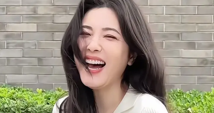 49岁曾黎最新穿搭：微卷发+针织衫+白裤子，减龄又高级，像29岁