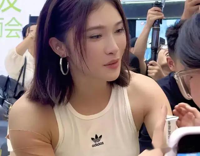 吴艳妮成都线下活动，穿牛仔裤配背心装胳膊粗壮，表情自信又张扬