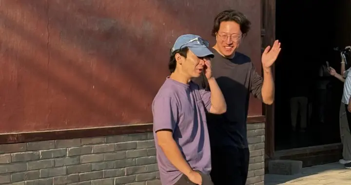 董子健和男性友人同游华严寺，打扮朴素接地气，身材矮小很不起眼