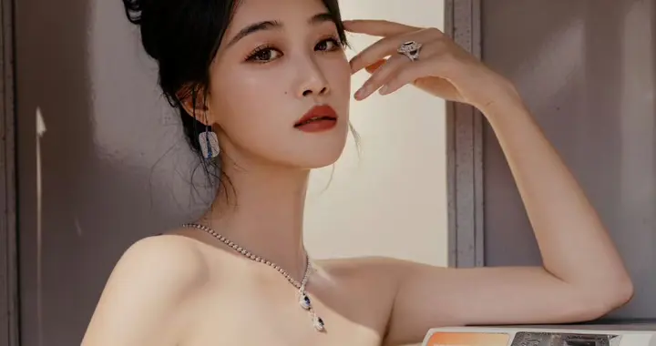 蓝盈莹一袭鎏银，定格尖叫之夜