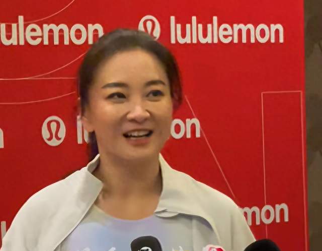 贾玲最新露面！梳高马尾活力十足，笑起来俩梨涡讨喜，完全没复胖