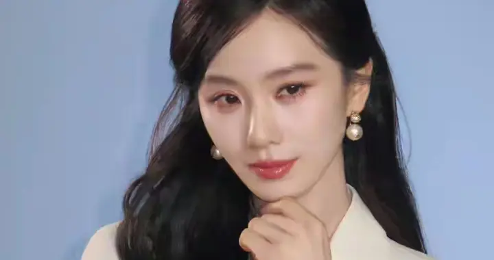 刘诗诗妇女节写真，真是明媚贵气人的大女主