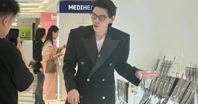 向佐在韩国一家免税店购物被偶遇，看起来像男模特 ???