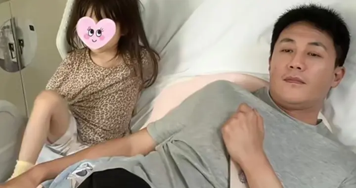 王灿4岁女儿生病住院，杜淳穿大裤衩躺病床上陪护，毫无明星形象