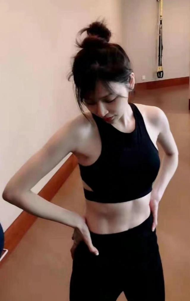 41岁王心凌“身材惊人”当她弯腰那一刻，网友：这谁忍的住啊！