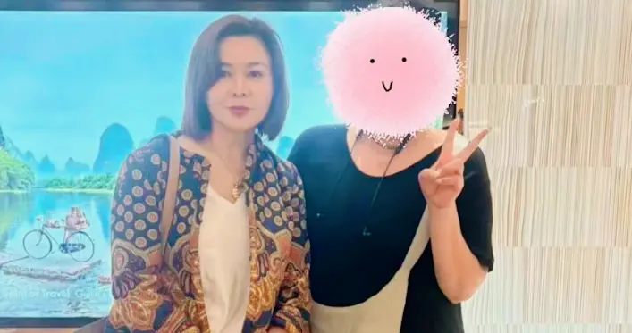 韩国网友偶遇关之琳，发量浓密皮肤精致！曾自曝钱一辈子也花不完