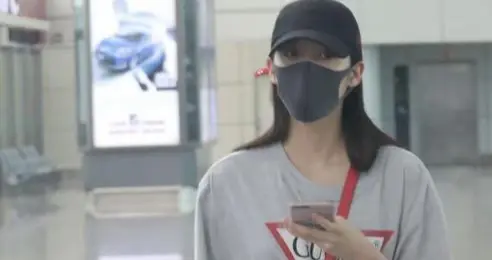 网友机场偶遇欧阳娜娜，灰T搭牛仔裤简约休闲，气质清新又靓丽