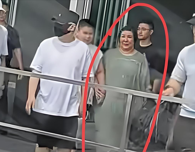 郭德纲一家现身机场，王惠郭汾阳胖的走路都费劲，郭德纲竟然最瘦