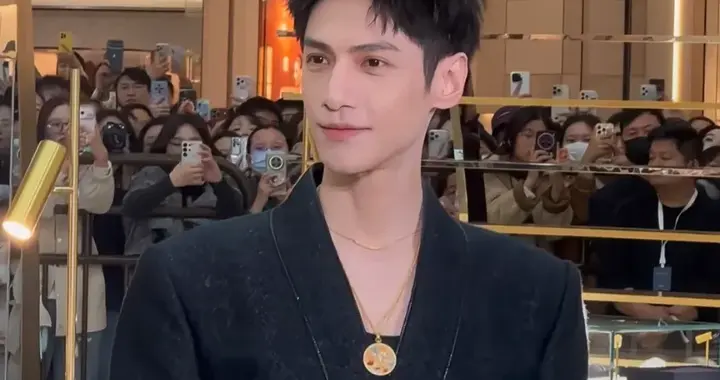 罗云熙出席线下活动，看脸真的帅，看整体却比例不协调腿太细了