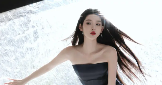 王玉雯今日营业美照，抹胸裙穿搭高贵冷艳