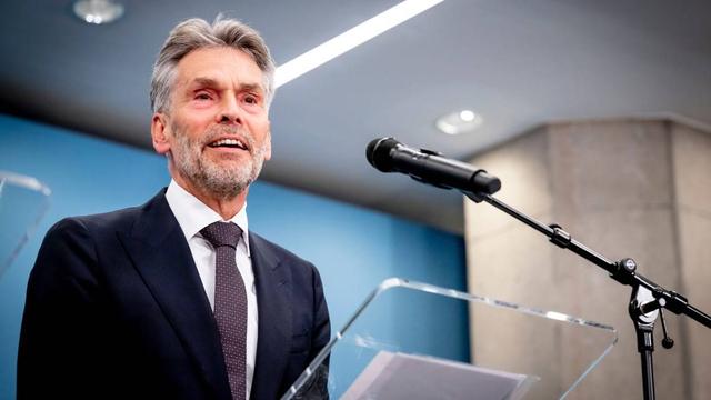 美国网友炮轰中国企业：没有美国许可，中国凭什么敢研发光刻机？